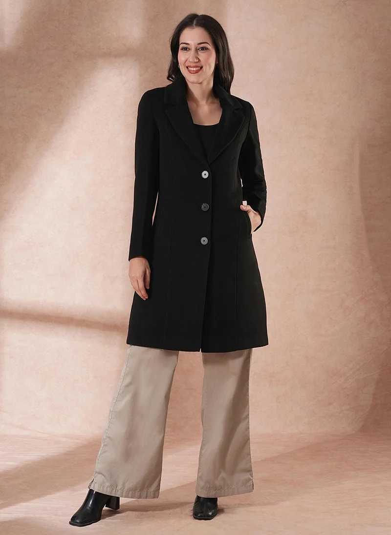 جلو باص معطف بي نسائي بقصة مفصلة وياقة مطوية بصف أزرار واحد